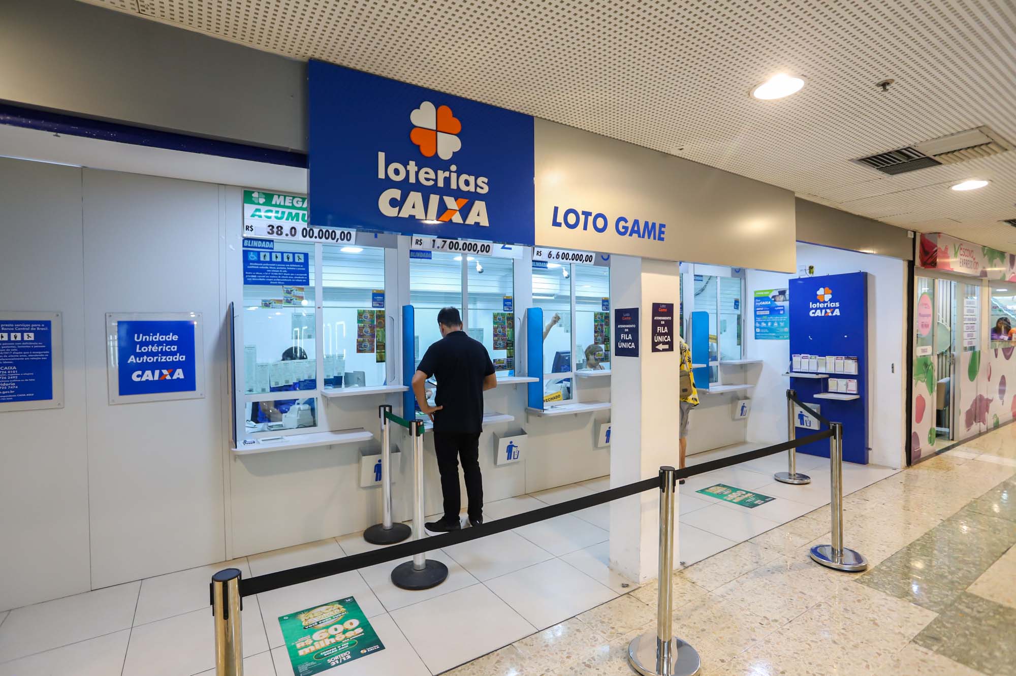 Vitrine da Loto Game em unidade lotérica no Shopping RioMar.